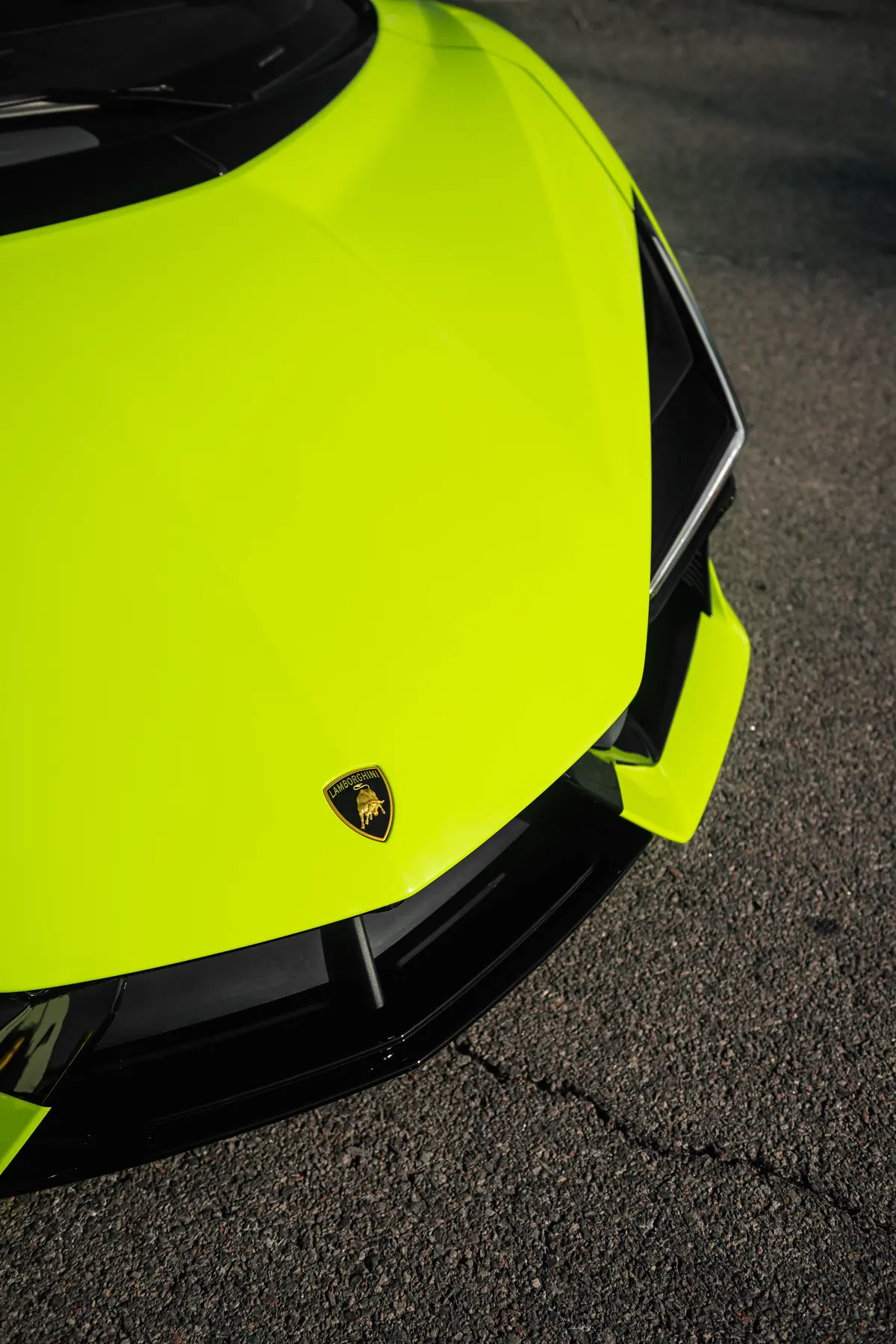 Close-up of the lime bonnet and air vents of a Lamborghini Revuelto